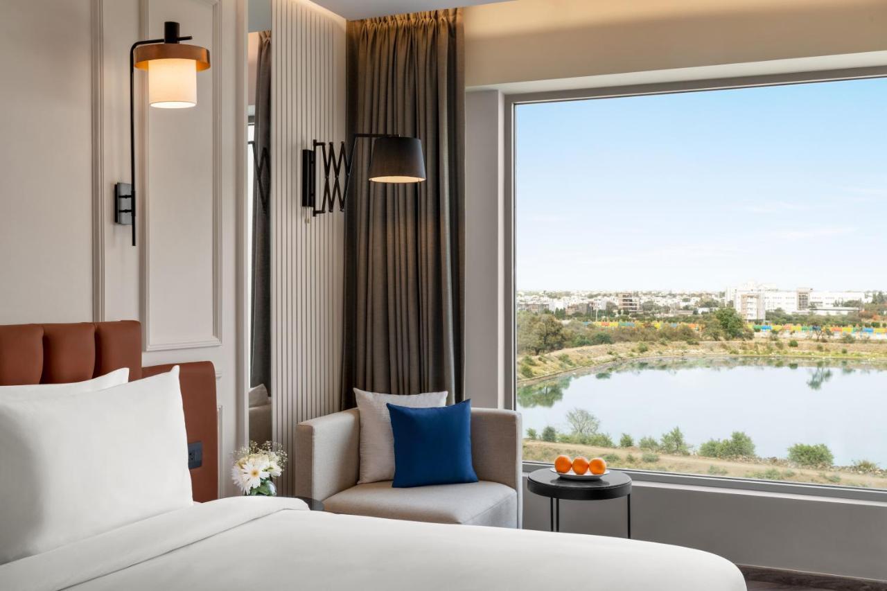 Ramada Encore By Wyndham Indore Nipania Eksteriør bilde